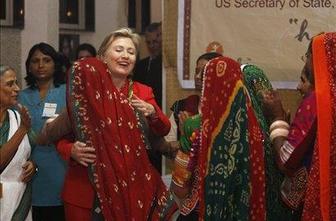 Clintonova se je v Bombaju spomnila žrtev terorističnega napada