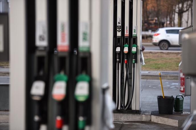 Bencinska črpalka | V skladu z napovedmi so cene goriv dosegle rekordno raven.  | Foto STA