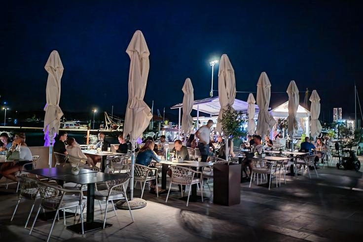 Pretirane gneče v koktail baru tik ob morju ni bilo.  | Foto: Ksenija Mlinar
