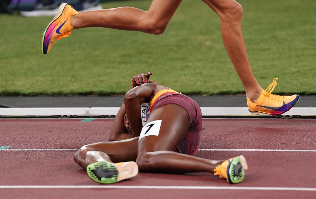 Peruth Chemutai | Peruth Chemutai je po padcu obležala na tleh, nato pa so jo prepeljali v bolnišnico. | Foto Reuters