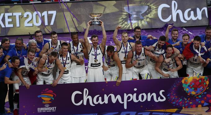 Slovenski košarkarji so osvojili Evropo in ji bodo vladali najmanj do naslednjega evropskega prvenstva, ki bo leta 2021. Z osvojeno zlato medaljo so postali ekipa leta v Sloveniji. | Foto: Reuters