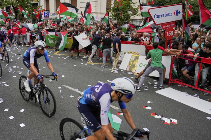 Vuelta, 11. etapa | Protestniki so tako med etapo kot na cilju onemogočali varno izvedbo etape. | Foto Guliverimage