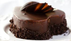 Ljubezenski grižljaji: Čokoladno-kokosova torta v obliki srca