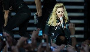 Britanke razgrabile čevlje z Madonninim podpisom