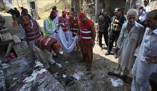 V Pakistanu v dveh bombnih napadih več deset mrtvih