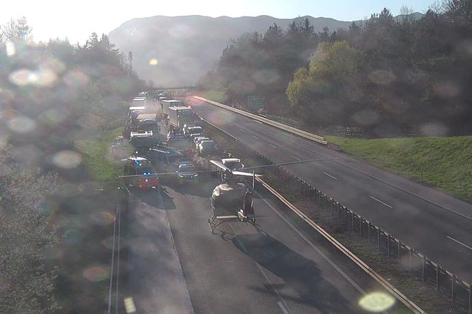 Helikopter | Na kraj nesreče je prispel helikopter.  | Foto promet.si