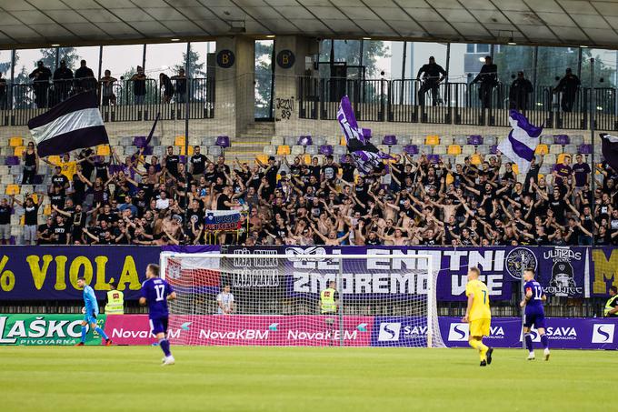 Občinstvo je nogometašem Maribora namenilo žvižge, Viole pa so se vzdržale takšnih kritik. | Foto: Grega Valančič/Sportida