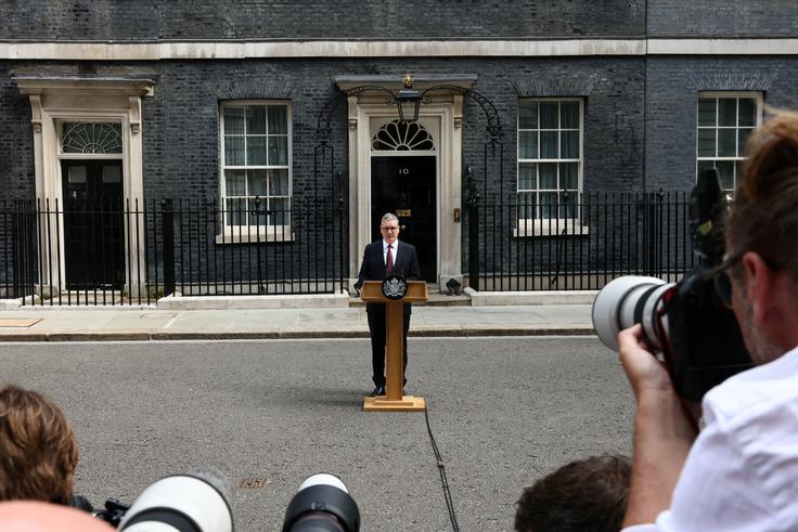 Britanski premier Keir Starmer je pred premiersko rezidenco na Downing Streetu stopil pred novinarje in napovedal svoj odstop.  | Foto: Reuters