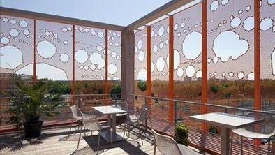 Oranžna kocka na bregu Rone