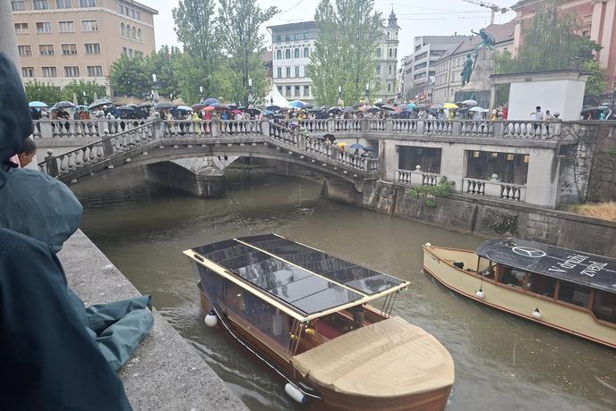 Lakersi kljub dežju z ladjico po Ljubljanici, v centru se je zbrala množica navijačev #video