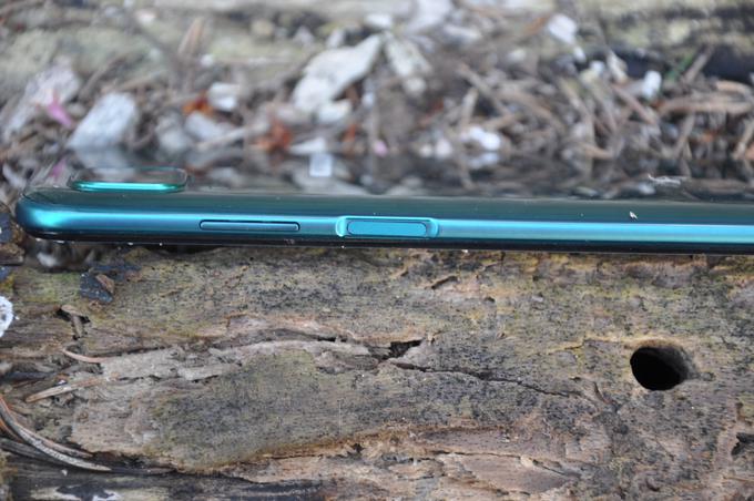 Pametni telefon Huawei P40 lite pritegne pozornost tudi s svojo všečno obliko in samo 8,7 milimetra debeline. | Foto: 