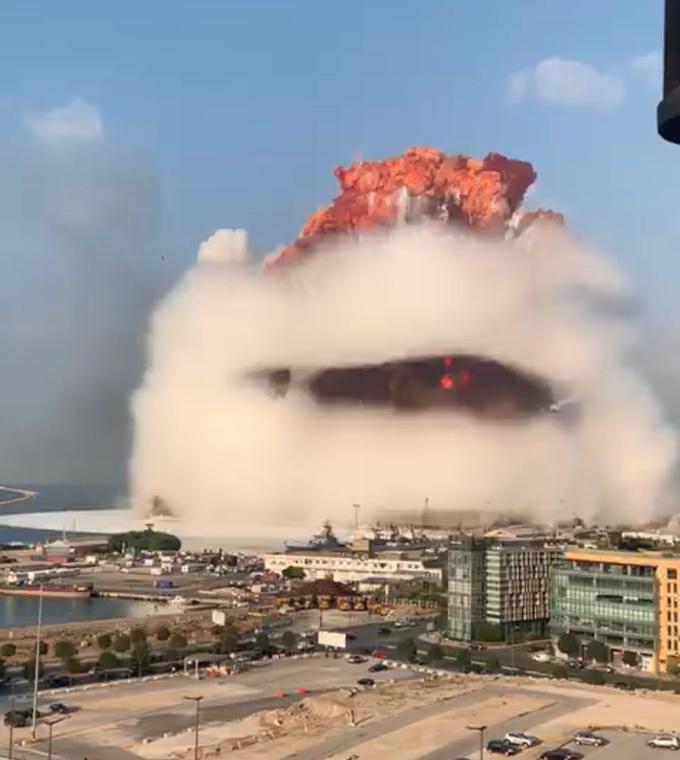 Jakost letošnje eksplozije v pristanišču libanonske prestolnice Bejrut naj bi medtem ustrezala 0,8 kilotone eksploziva TNT. | Foto: Twitter - Voranc