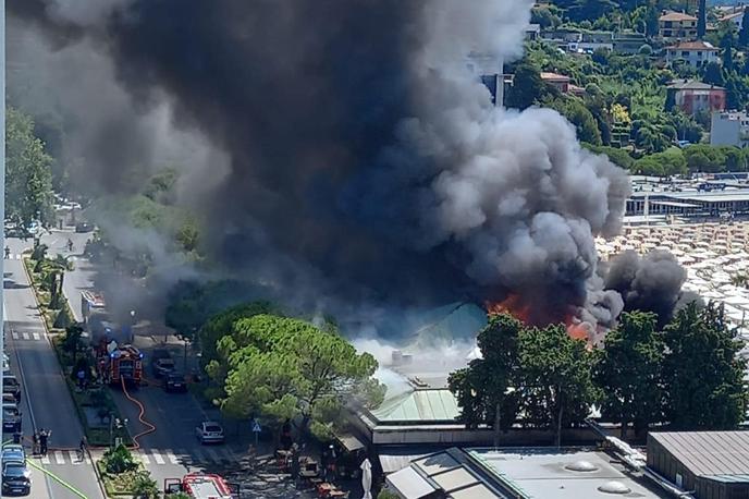 Portorož požar | Zagorelo je skladišče bara Alaya.  | Foto STA