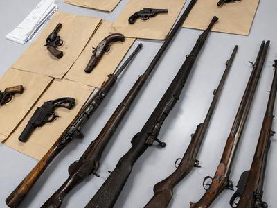 Policisti 40-letniku zasegli več kosov orožja in kokain