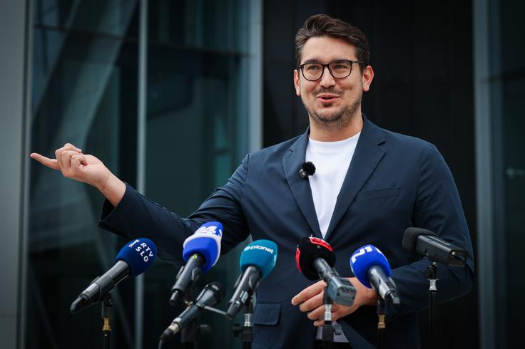 "To smo z veseljem sprejeli, tudi poslali vabilo in zdaj v tem trenutku čakamo tudi na odzive z druge strani, torej s strani Demokratov," je dejal. Dodal je, da v tem trenutku "zvonijo telefoni", zaenkrat pa še niso dobili povratne informacije. | Foto: Daniel Novakovič/STA