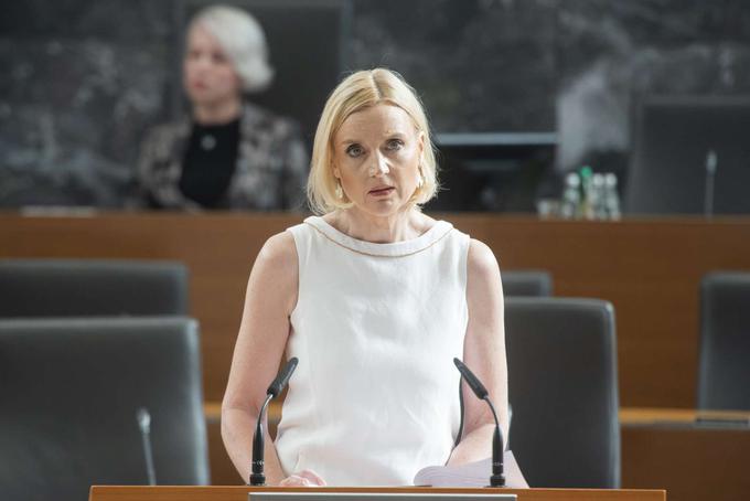 Mojca Šetinc Pašek vodi preiskovalno komisijo DZ, ki preiskuje sume kaznivega financiranja političnih strank.  | Foto: STA ,