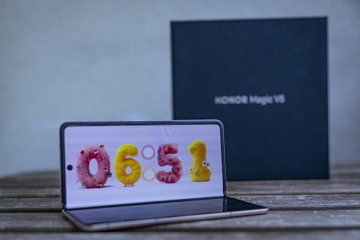 Honor Magic V5 podpira uporabo pisala Honor Magic Pen (naprodaj posebej) tako na notranjem kakor tudi na zunanjem zaslonu. | Foto: Ana Kovač