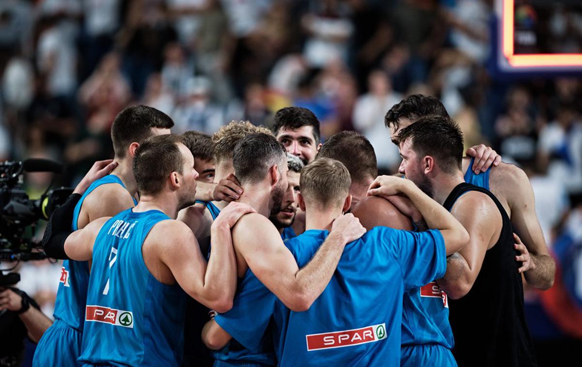 Slovenija : Nemčija slovenska košarkarska reprezentanca | Slovenski košarkarji so proti Nemčiji pokazali ekipni duh. | Foto FIBA