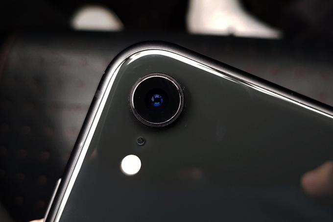 Apple je na septembrski predstavitvi novih naprav zatrdil, da tako dobrega fotografskega sistema z enim objektivom, kot ga ima iPhone XR, v podjetju niso naredili še nikoli.  | Foto: Matic Tomšič