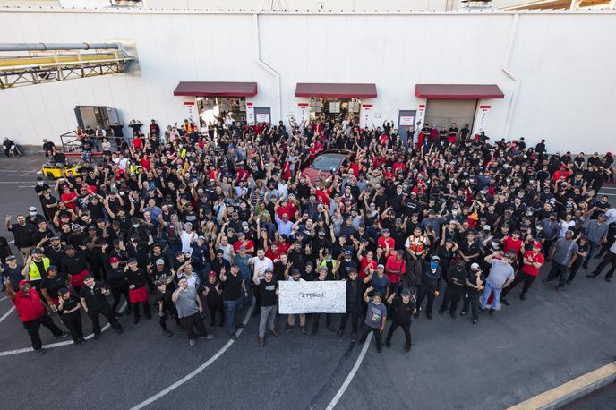 Tesla tovarna Fremont | Veselje zaposlenih v Fremontu ob izdelanem jubilejnem modelu 3. | Foto Tesla