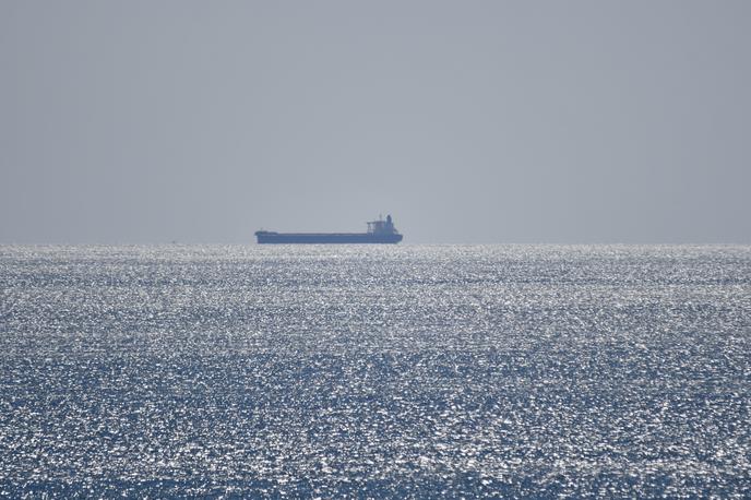 Tanker, Ladja | Skozi Hormuško ožino gre približno petina svetovne nafte in naftnih derivatov. Leži med Omanom in Iranom ter povezuje Perzijski zaliv z Omanskim zalivom.  | Foto Shutterstock