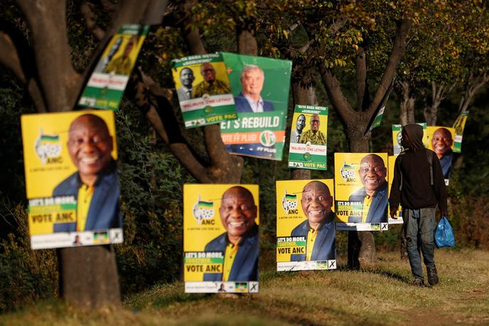 volitve v Južni Afriki | Volilna udeležba se sicer v državi od leta 1999, ko je bila z 89 odstotki rekordno visoka, postopoma zmanjšuje. Na zadnjih volitvah leta 2019 je bila 66-odstotna. Po napovedih naj bi nizka udeležba tokrat koristila predvsem ANC. | Foto Reuters