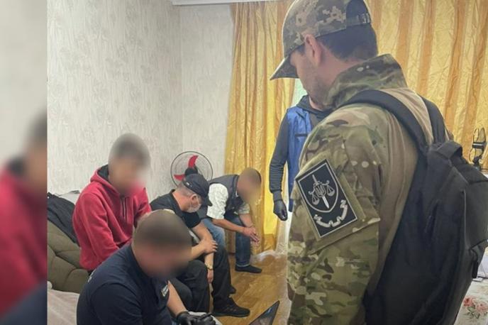 Tolpa | Prevarantov, ki so sredi ene največjih kriz v zgodovini Ukrajine oškodovali sodržavljane v stiski, grozi do petnajst let zapora.  | Foto Ukrajinska kiberkriminalna policija