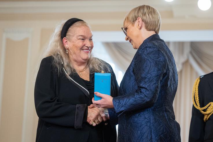 Predsednica države Nataša Pirc Musar je Eldi Viler ob 60-letnici glasbenega delovanja v četrtek namenila državno odlikovanje red za zasluge. | Foto: STA