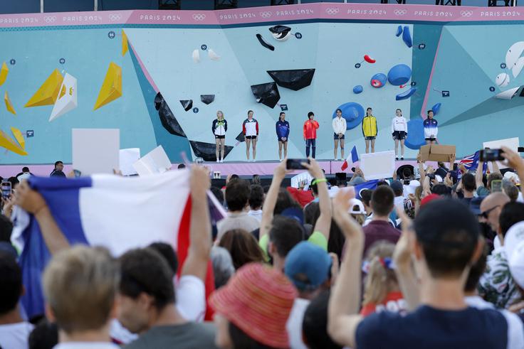 Športno plezanje se je olimpijskemu občinstvu v Parizu predstavilo drugič. Tokrat so za razliko od Tokia podelili dva kompleta medalj, enega za tekmo v hitrostnem plezanju in enega za kombinacijo balvanskega in težavnostnega plezanja. | Foto: Reuters