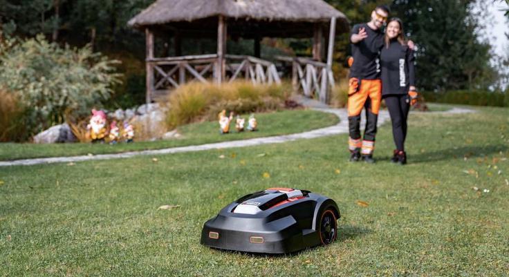 Robotska kosilnica je primerna za večino slovenskih vrtov. | Foto: Eurogarden
