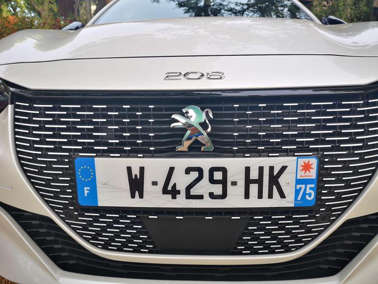 Peugeot 208 Če bi ocenjeval izkušnjo vožnje, je najboljši vtis pustil 100-kilovatni elektromotor. Ta med vsemi motorji ponuja najboljše pospeške (do 100 km/h dobre pol sekunde hitreje od najmočnejšega bencinskega motorja), predvsem pa hipnost navora in še vedno povsem zadovoljivo končno hitrost 150 kilometrov na uro. | Foto: Gregor Pavšič