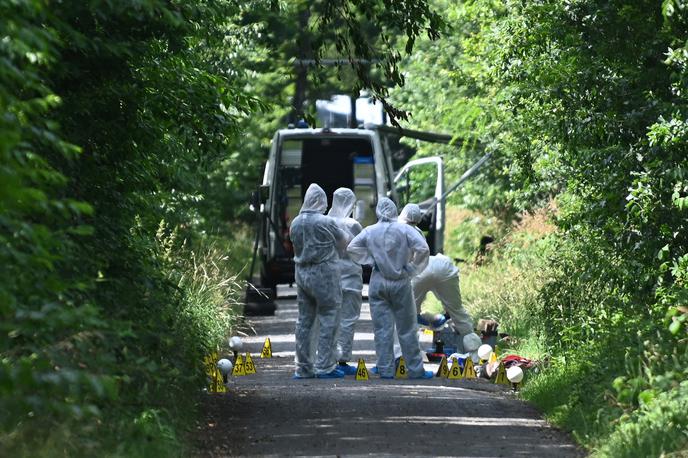 Dorsten - kraj umora | Nemški preiskovalci so, ko so preiskovali truplo ženske na klopi ob gozdni poti, v bližini odkrili še truplo deklice. V nedeljo je k preiskovalcem, ki so na kraju umorov iskali sledi, pristopil 16-letnik iz Ukrajine in priznal umora. Na fotografiji: preiskovalci na gozdni poti v Dorsten-Holsterhausnu. | Foto Guliverimage