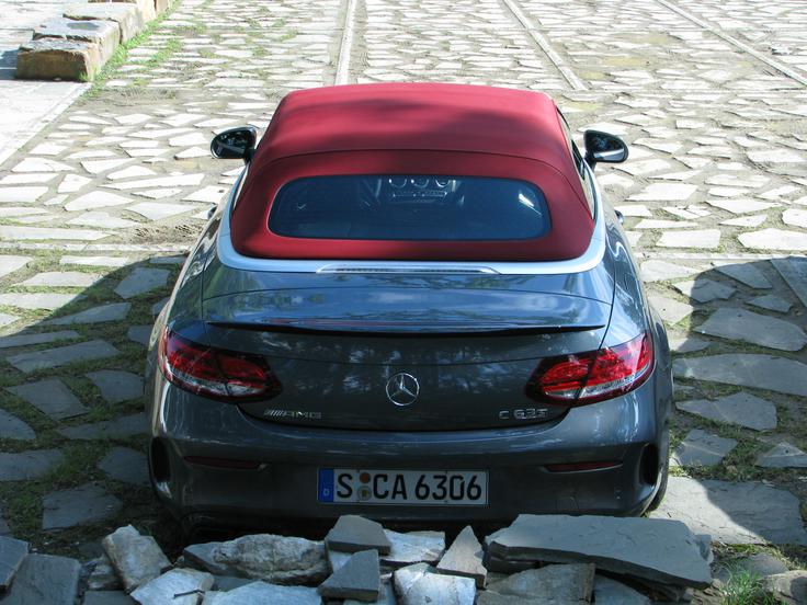 Mehka streha v rdeči barvi spada med dodatno opremo, ki popestri zunanjost vozila. | Foto: 