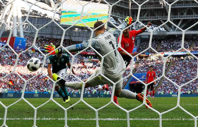 Trenutek, ko je Manuel Neuer prvič klonil na dvoboju v Kazanu z Južno Korejo. Ko so za zadetek izvedeli v Jekaterinburgu mehiški navijači, so ponoreli od sreče. | Foto: Reuters