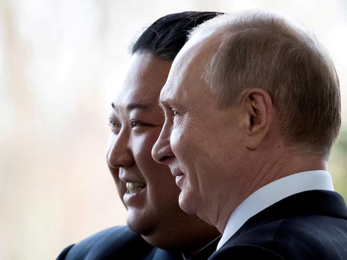 Kot še piše časnik, Putin od Severne Koreje želi artilerijske izstrelke in protitankovske rakete. Kim naj bi želel pridobiti napredno tehnologijo za satelite in podmornice na jedrski pogon ter pomoč v hrani za Severne Korejce. | Foto: Reuters