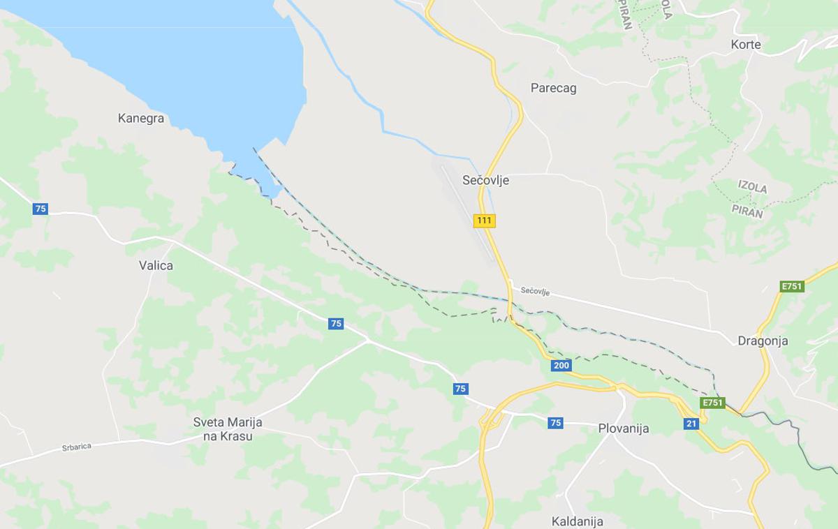 Meja Slovenija Hrvaška | Google na svojem zemljevidu prikazuje dve različni meji; ena ugaja Slovencem, druga Hrvatom. | Foto Matic Tomšič / Posnetek zaslona