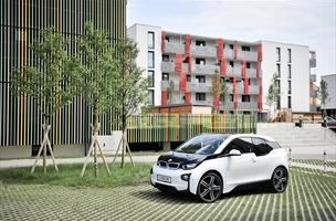 BMW i3 – električni urbani posebnež nosi pečat slovenskega znanja (video)