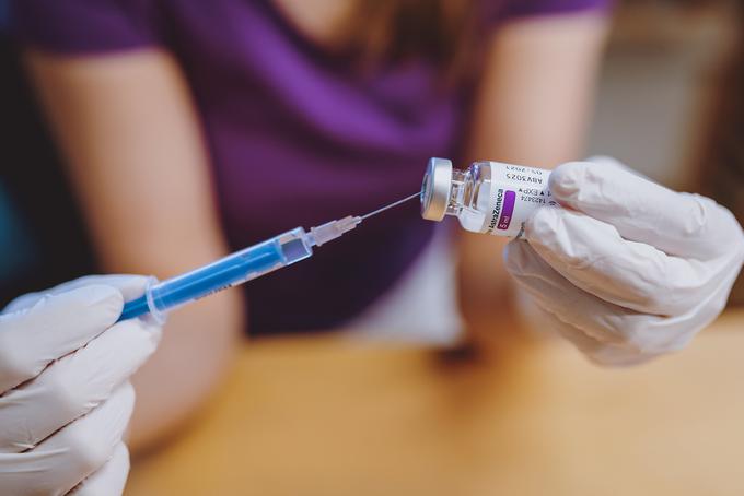 Evropska agencija za zdravila (EMA) ugotavlja, da je treba neobičajne krvne strdke v kombinaciji z nizko ravnijo trombocitov opredeliti kot zelo redke stranske učinke cepiva AstraZenece. | Foto: Sportida