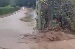 Voda na Koroškem zalivala hiše in kleti, preventivno zaprti državni cesti