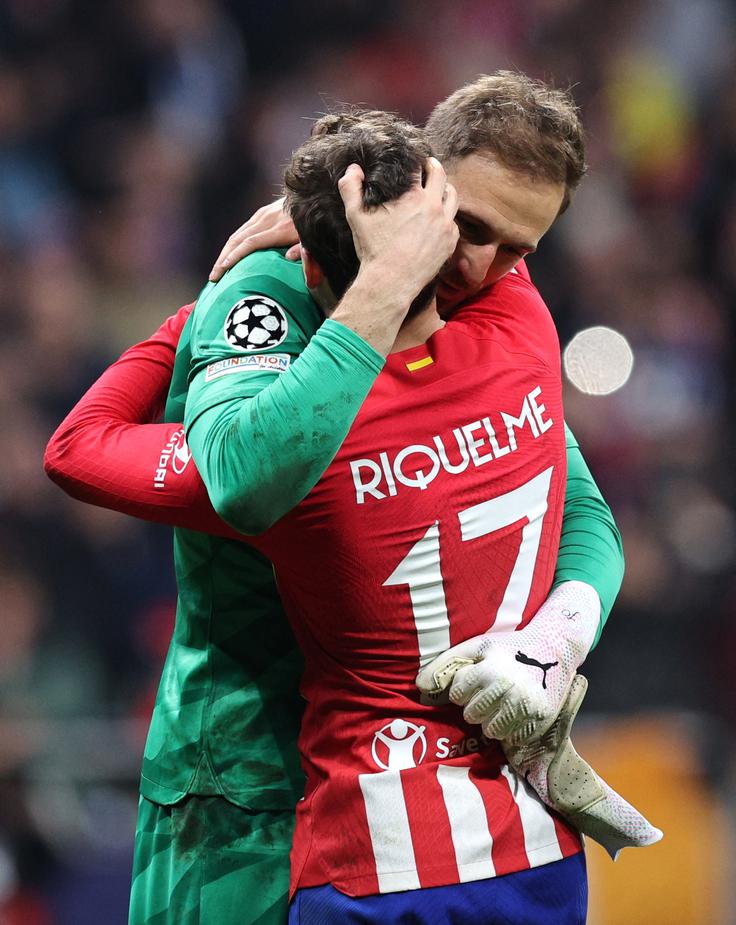 Objem Jana Oblaka in Rodriga Riquelmeja | Foto: Reuters