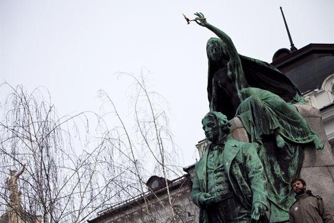 Slovenke močneje povezane s kulturo kot pa Slovenci