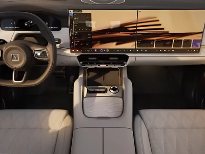 Zeekr 8X - Razkošna notranjost hibrida in več kot 300 kilometrov električnega dosega