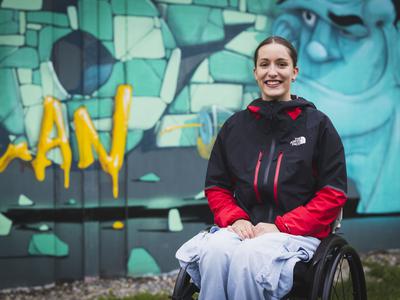 "Še vedno sem Tia." Navdihujoča zgodba 21-letne športnice, ki ji voziček ni vzel identitete.