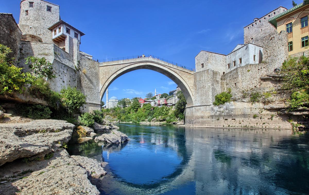 Mostar | 55-letnica je opazovala tekmovalce, ki skačejo z mostarskega mostu. | Foto Shutterstock