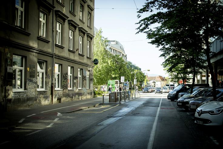 Pravičniki so vedno bolj množično zahtevali represijo, zaklepanje in preganjanje sprehajalcev, vlada, nagnjena v pravično stran tudi sama, jim je ustregla. | Foto: Ana Kovač