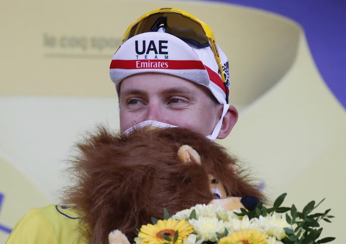 Tadej Pogačar je oblekel rumeno majico vodilnega, potem ko je na kronometru deklasiral konkurenco. | Foto: Reuters
