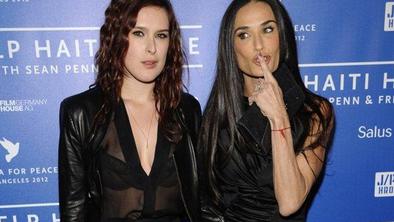 Hčerke Demi Moore materi grozijo s prepovedjo približevanja