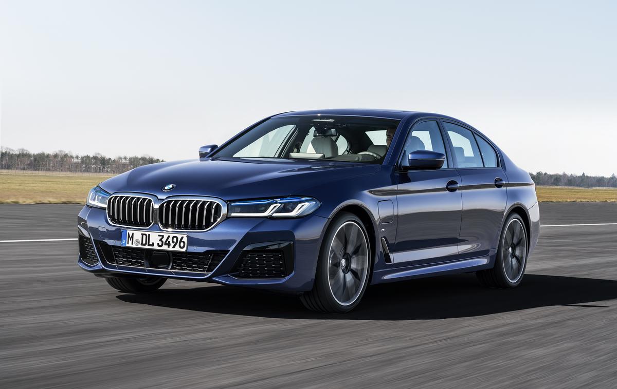 BMW serija 5 | Vizualno petica ostaja zvesta predhodniku – prenova je prinesla spremenjene luči in večje ''ledvičke''. | Foto BMW