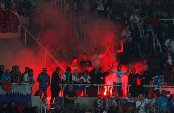 V Skopju je slovensko reprezentanco bodrilo več kot tisoč navijačev, a po dvoboju niso imeli razlogov za zadovoljstvo. | Foto: Reuters