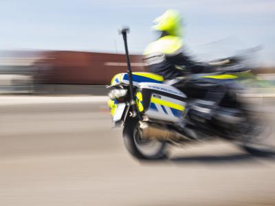 V nesreči med Divačo in Senožečami umrl avstrijski motorist
